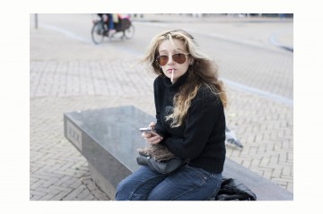 Straatfoto vrouw op bank in amsterdam 600x400 mm