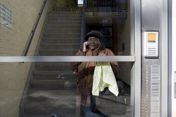 Streetphoto woman with cloth valkenburgstraat amsterdam 600x400 mm
